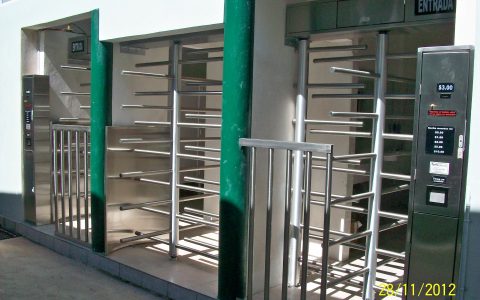 Torniquete con entrada y salida separadas