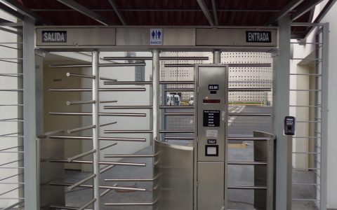 Torniquete de acceso mediante pago y huella digita