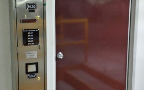 Unidad de Cobro que acciona la entrada de una puerta y da cambio