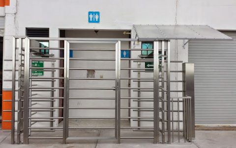Torniquete con entrada y salida separadas con puerta para minusválidos