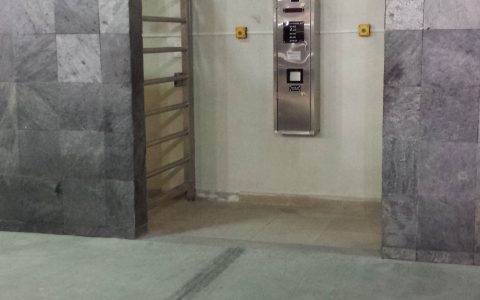 Unidad de Cobro que acciona la entrada de dos puertas y da cambio