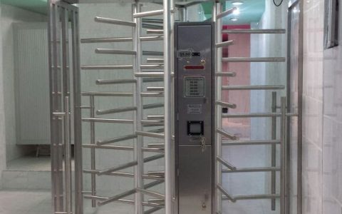 Torniquete de 2 mts. de frente con puerta lateral