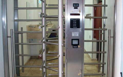 Torniquete de su uso rudo de 2 mts. de frente con 2.25 mts. de alto