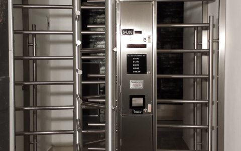 Torniquete para alto flujo de personas, cuenta con un rehilete para entrar y otro para salir